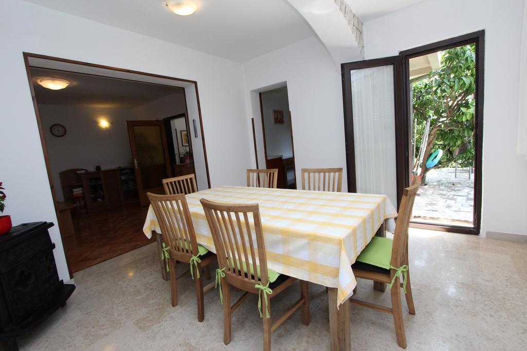Lara Apartman *