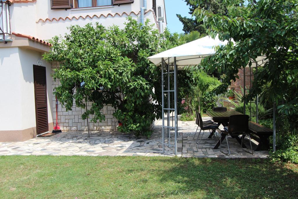 Apartman Lara *