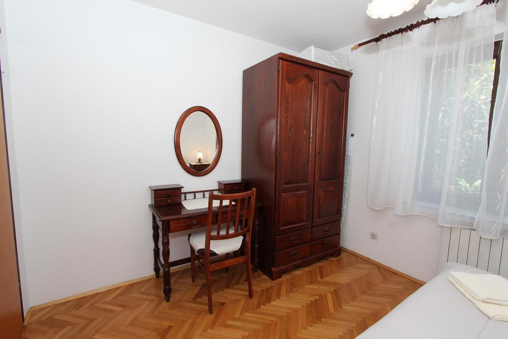 Lara Apartman *