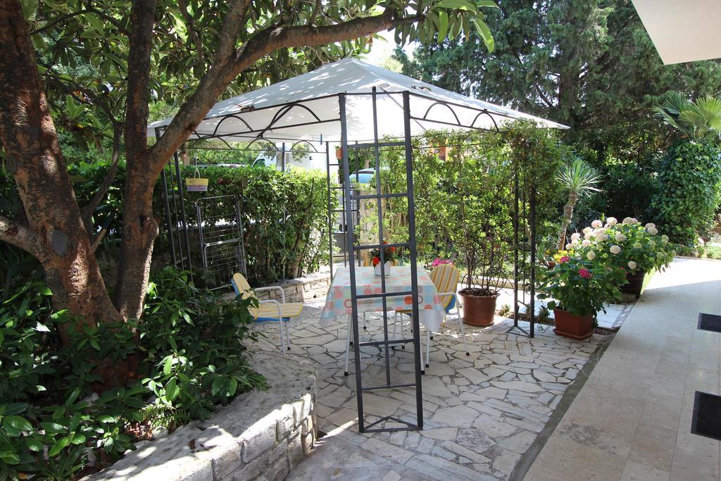 Lara Apartman *
